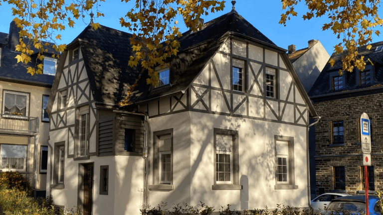 Frontalansicht Altbau an der Mosel bei Koblenz