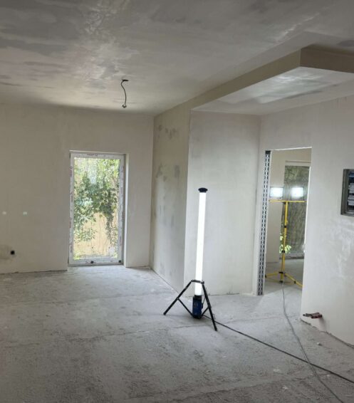 Bauphase Trockenbau und Verputzerarbeiten während Umbau von Gewerbe zu Wohnraum